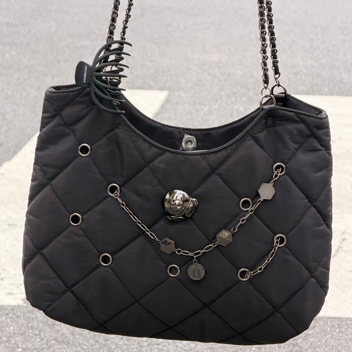 Black single-strap perforated bag with charm, 28*75*25cm
